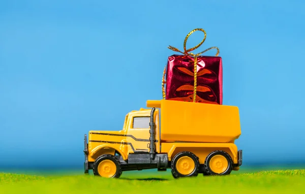 黄色玩具卡车携带红色礼品盒 快乐的新年理念 — 图库照片