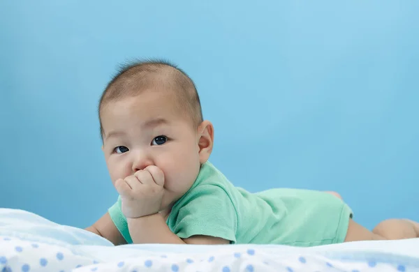 Piccolo Asiatico Bambino Infante Posa Letto Con Sua Dito Bocca — Foto Stock