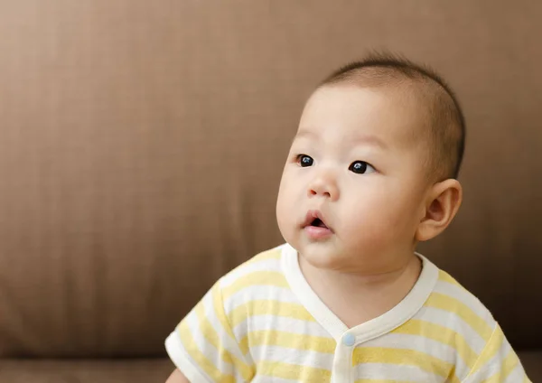 Retrato Pouco Pequeno Asiático Bebê Bebê Sentado Olhando Para Lado — Fotografia de Stock