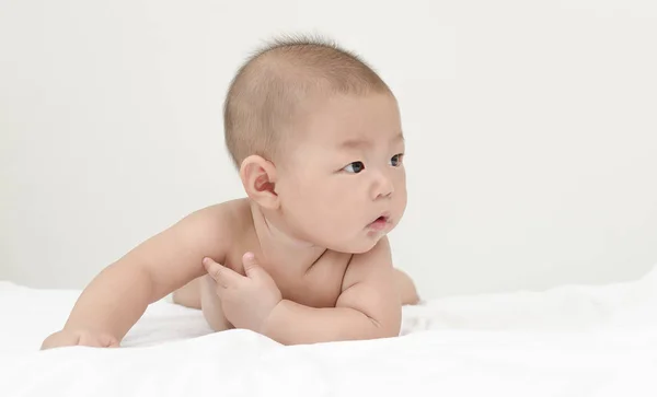 Retrato Pequeno Bebê Asiático Pequeno Bebê Relaxante Após Banho Olhando — Fotografia de Stock