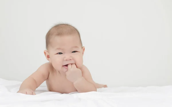 Retrato Pouco Pequeno Asiático Bebê Bebê Relaxante Depois Banho Olhando — Fotografia de Stock