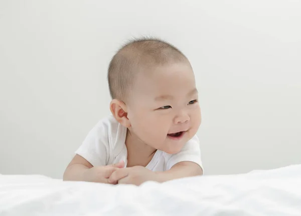 Pouco Pequeno Asiático Feliz Bebê Infantil Relaxante Sorrindo Cama — Fotografia de Stock
