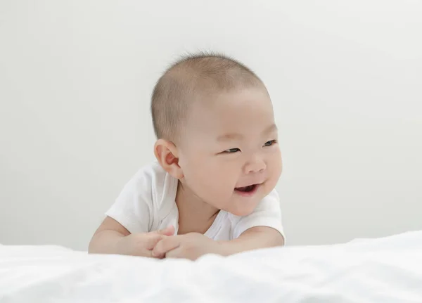 Pequeño Asiático Feliz Bebé Bebé Relajante Sonriendo Cama — Foto de Stock