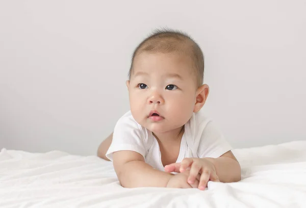 Portrait Petit Bébé Asiatique Couché Sur Lit Regardant Vers Haut — Photo