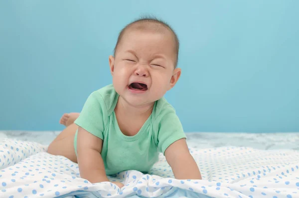 Retrato Molesto Llorando Bebé Asiático Chico Cama — Foto de Stock