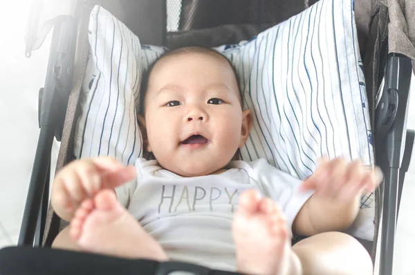 Pouco Feliz Asiático Bebê Sorrindo Sentado Carrinho — Fotografia de Stock