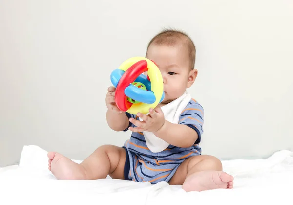 Маленький Маленький Азиатский Счастливый Младенец Играет Мячом Постели — стоковое фото
