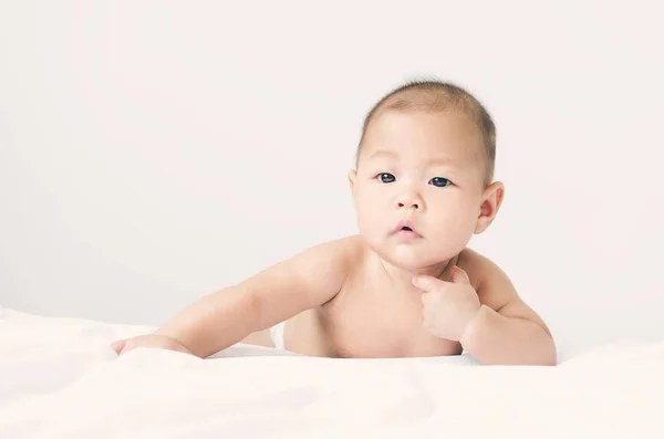 Retrato Pouco Pequeno Asiático Bebê Criança Que Coloca Cama Após — Fotografia de Stock