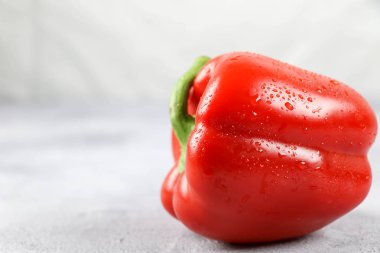 Gri arka planda kırmızı biber. Kırmızı biber