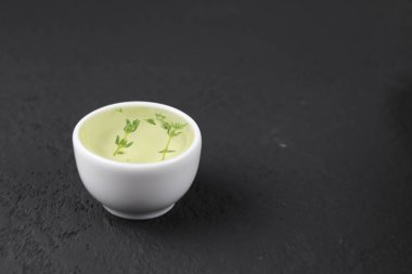 Siyah arka plan üzerinde İtalyan yağı