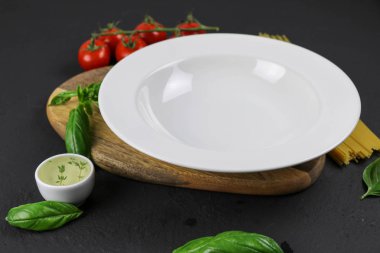 Maket plakası. Domates, makarna ve fesleğen ile İtalyan kompozisyon