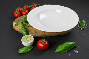 Maket plakası. Domates, makarna ve fesleğen ile İtalyan kompozisyon