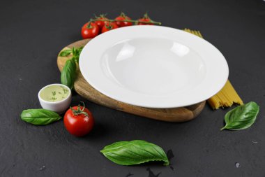 Maket plakası. Domates, makarna ve fesleğen ile İtalyan kompozisyon