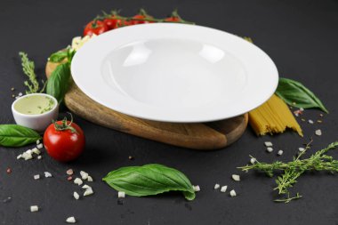 Maket plakası. Domates, makarna ve fesleğen ile İtalyan kompozisyon