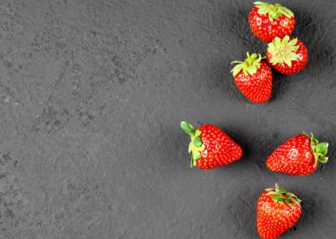 gri arka plan ters taze çilek