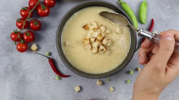 Gemüsecremesuppe Mit Crackern — Stockvideo