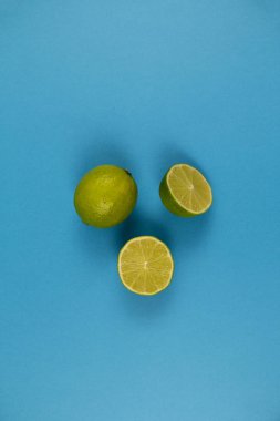 mavi arka plan ters narenciye