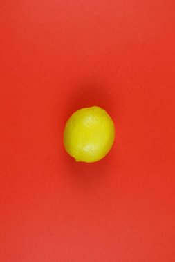 kırmızı arka plan ters narenciye