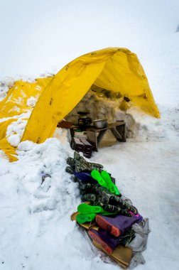 Lachen, Sikkim, India - 30 Nisan, 2018: kar botları ve kar üzerinde bir çadır, turistlere hizmet gıda kapsamında Himalayalar, Sikkim, India