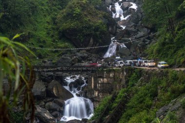 Yedi kardeş şelale bir görünüm Gantok, Sikkim, India den Lachen giderken