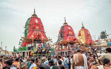 Puri, Orissa, Hindistan - 9 Ağustos 2011: Ratha yatra veya rathyatra vesilesiyle farklı yerlerinden Puri Hindistan adanmışların büyük bir toplama. Rath Lord Jagannath kişi tarafından çekti için.