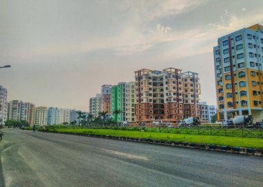 Kalküta, Batı Bengal / Hindistan - 28 Eylül 2018: ticari ve konut yüksek doğmak konut projeleri yeni kasaba, Rajarhat, Kalküta, parlak güneşli bir günde inşa ile kenti