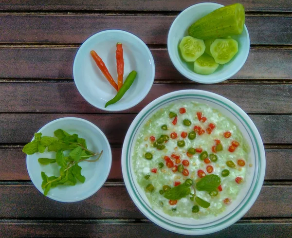 Traditionele Indiase Keuken Zelfgemaakte Komkommer Raita Met Yoghurt Zout Mint — Stockfoto