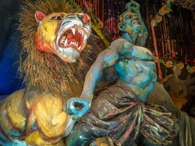 Mahishasura ya da Hindu göre buffalo iblis öldürme Maa Durga'nın aslan