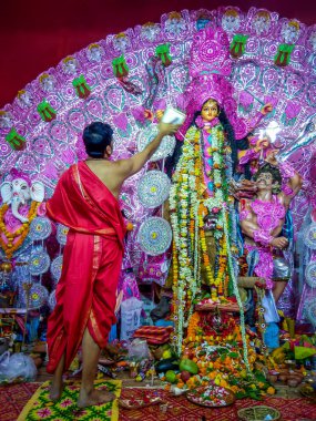 Kolkata, Batı Bengal, Hindistan - 17 Ekim 2018: rahip ayinleri sırasında Durga Puja Kalküta, Kalküta, Hindistan, performans