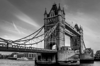 Tower bridge bir siyah beyaz görünümü güzel bir açık sabahı, Londra
