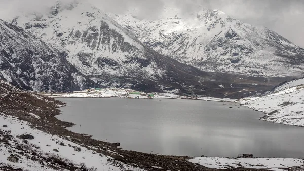 Lago Sarathang Rodeado Montañas Cubiertas Nieve Todo Lado Cerca Del — Foto de Stock