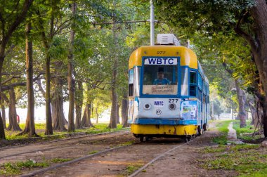 Kolkata, Batı Bengal, Hindistan-18 Kasım, 2018: bir tramvay Kalküta 'da güneşli bir sabah Maidan üzerinden çalışan, Batı Bengal, Hindistan