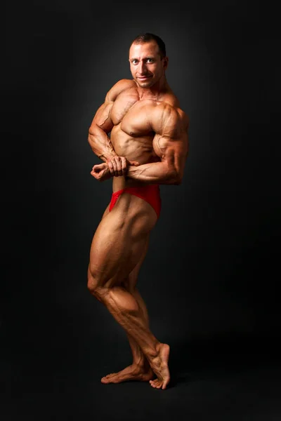 Studio Shot Giovane Bodybuilder Maschile Posa Mostrando Bicipiti Laterali Posa — Foto Stock