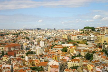 Evlerin çatıları Castello Sao Jorge görüntüleyin. Lisbon, Portekiz