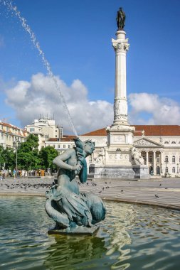 Lisbon, Portekiz - 18 Eylül 2006: Çeşme Rossio Meydanı sütun Pedro IV ve arka planda Ulusal Tiyatro.