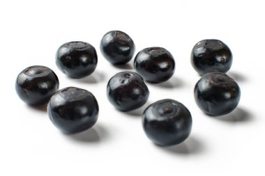 Çift beyaz arka plan üzerinde izole parlak ıslak yaban mersini.