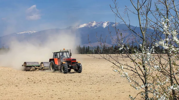 Tractor Pulling Heavy Metal Roller Preparing Dry Field Spring Dust — Stock Photo, Image
