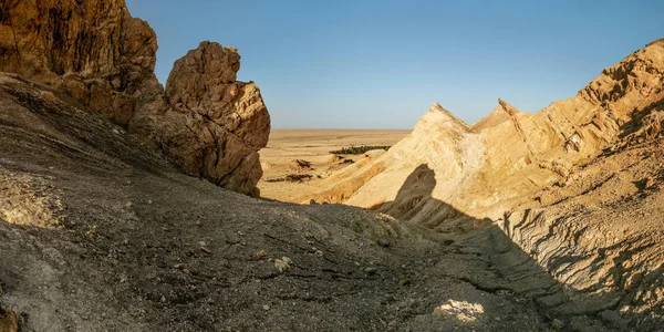 Droge Rotsen Buurt Van Chebika Oase Met Woestijn Achtergrond Verlicht — Stockfoto