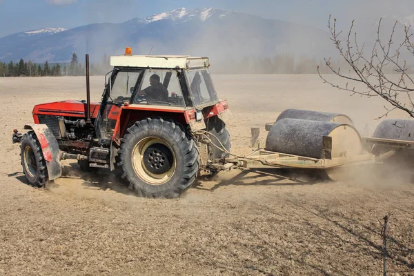 Traktor Fordult Mikor Nehézfém Roller Száraz Mező Előkészítése Tavasszal Porfelhő — Stock Fotó