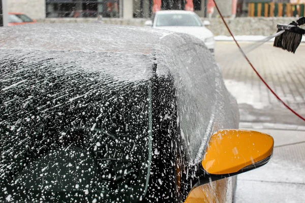 Coche Amarillo Casi Completamente Cubierto Espuma Champú Con Más Pulverización — Foto de Stock