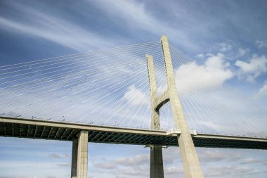 Lisbon, Portekiz - 18 Eylül 2006: Detay Vasco da Gama Köprüsü Tagus Nehri üzerinde bir ayağı ile arka planda dramatik bulutlar üzerinde. Bu parça, modern mimarinin Expo 98 için inşa edilmiş