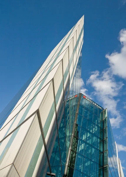 London, Büyük Britanya - Ekim 7th, 2006: Ernst ve Genç 1 daha fazla Londra Riverside ile arka plan açık havada ofislerinde. İngiltere başkentinde modern mimarlık örneği.