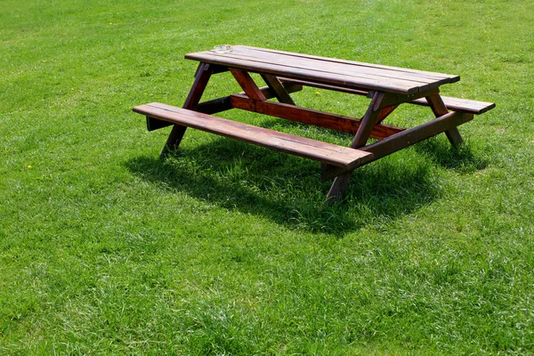 花园家具 野餐桌 木桌和长凳在一个片断 与烟灰缸 在一个绿色的草坪上 — 图库照片