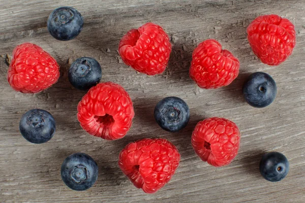 Top View Blueberries Raspberries Spilled Gray Wood Desk — Stock Photo, Image