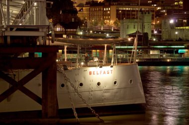 London, Büyük Britanya - Ekim 7th, 2006: Hms Belfast masada oturan turist Thames Nehri demirledi. Bu kasaba-sınıfı hafif kruvazör 1936-1963 sırasında görev yaptı ve şimdi Müzesi.