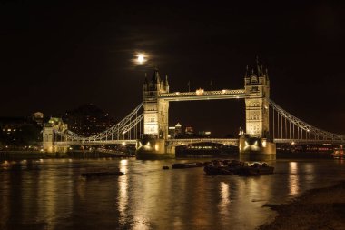 Kule Köprüsü, gece ışıklı Thames Nehri ile yukarıda, dolunay. London, Büyük Britanya