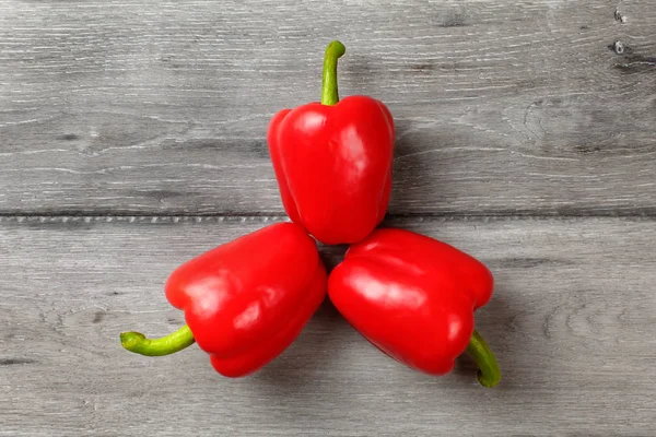 Table Top View Three Bright Red Bell Peppers Arranged Triangle — Stock Photo, Image