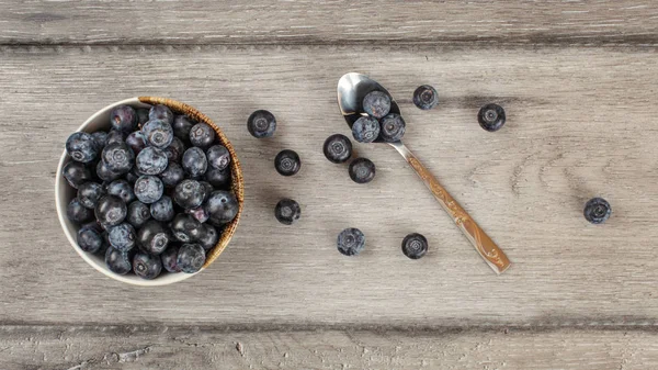 Vue Table Sur Bol Bleuets Dont Certains Sont Renversés Côté — Photo