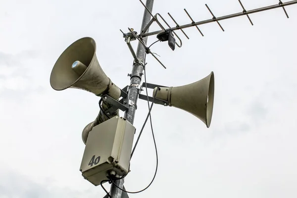 Altoparlanti Sistema Comunicazione Pubblica Palo Antenna Una Scatola Con Numero — Foto Stock