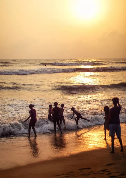 Sylwetki Ludzi Głównie Dzieci Bawiące Się Plaży Morza Złotego Słońca — Zdjęcie stockowe